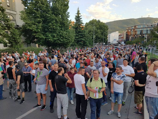 Ширење антивладиних демонстрација у Македонији: „Шарена револуција“ блокирала раскрснице